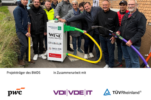 Sämtliche am Glasfaserausbau in Calmbach Beteiligten freuten sich, gemeinsam das Startsignal für das neue Glasfasernetz zu geben.