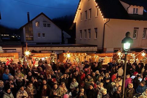 Auftritt Fünf-Täler-Schule auf dem Calmbacher Weihnachtsmarkt