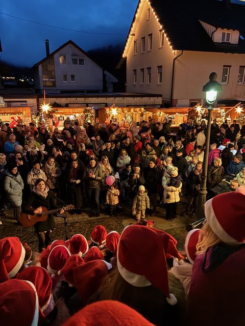 Auftritt Fünf-Täler-Schule auf dem Calmbacher Weihnachtsmarkt