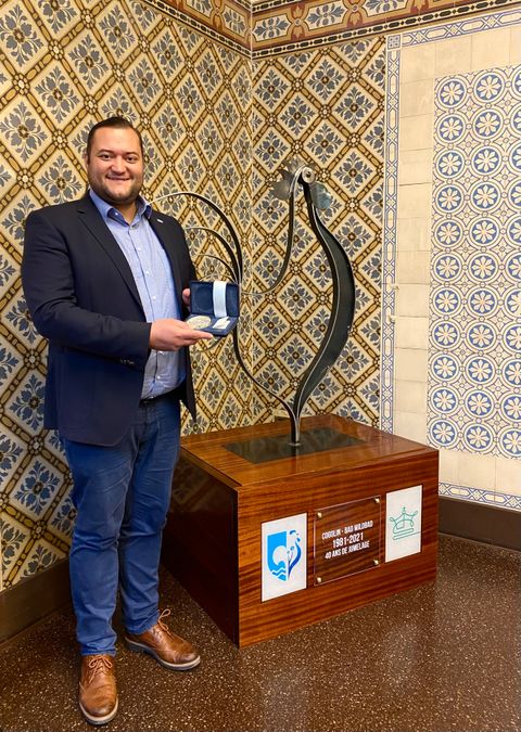 Bürgermeister Marco Gauger vor der Cogolin Statue