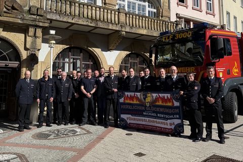 Feuerwehrmannschaft vorm Rathaus Bad Wildbad