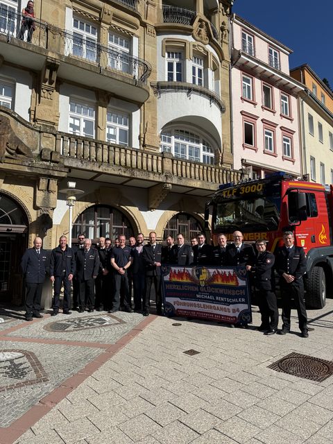 Feuerwehrmannschaft vorm Rathaus Bad Wildbad