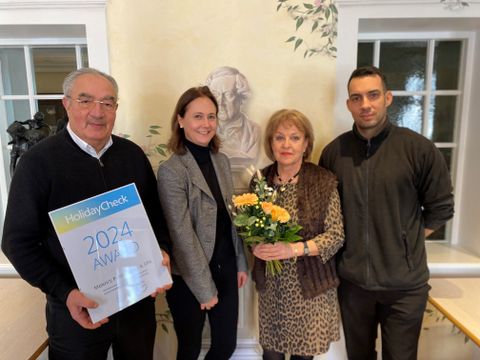 Familie Mokni mit Holiday Check Award