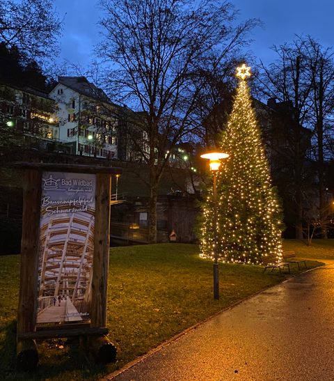 Weihnachtliche Beleuchtung am Kurparkeingang