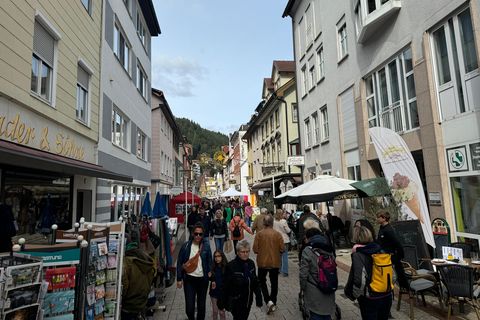 Bad Wildbad Innenstadt: Blick auf die Wilhelmstraße bei einem Verkaufsoffenen Sonntag 