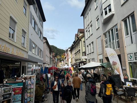 Bad Wildbad Innenstadt: Blick auf die Wilhelmstraße bei einem Verkaufsoffenen Sonntag 