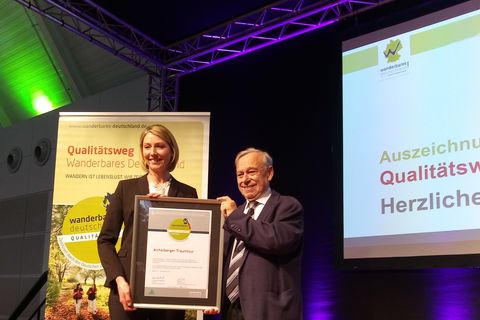 Zertifikatsübergabe von Herrn Dr. Rauchfuß an Frau Dickgiesser