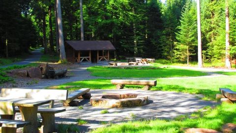 Grillplatz Saustallhütte mit 2 freien und 1 reservierungs- und kostenpflichtigen Grillstelle